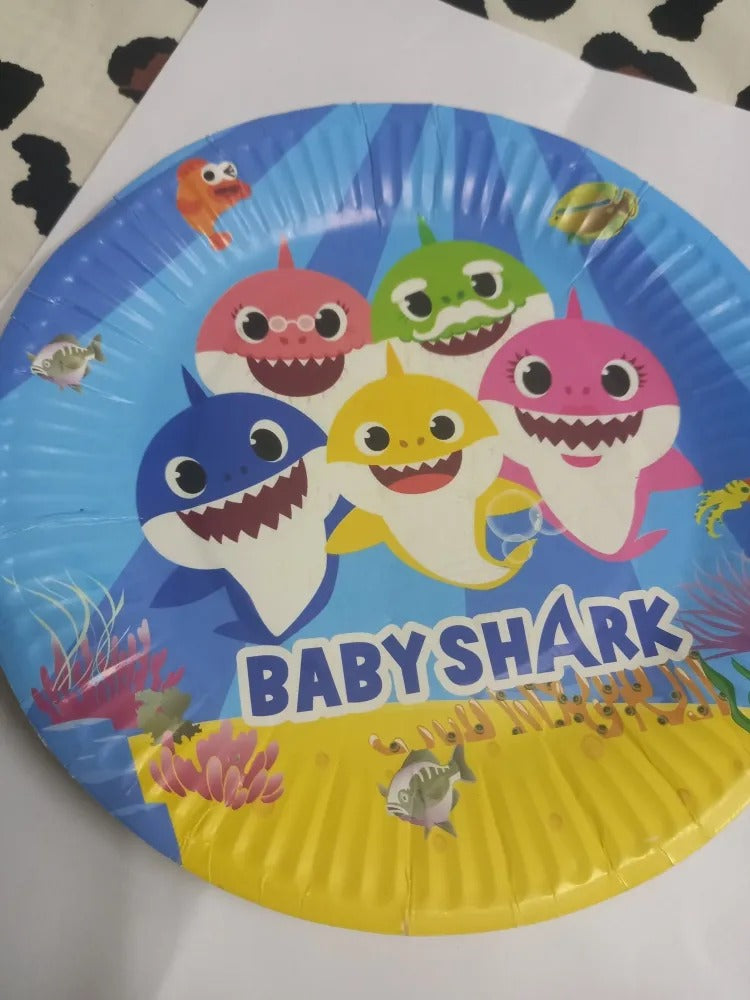 10-Piece kids character birthday party plates set, disposable tableware for fun and colorful celebrations (random design).