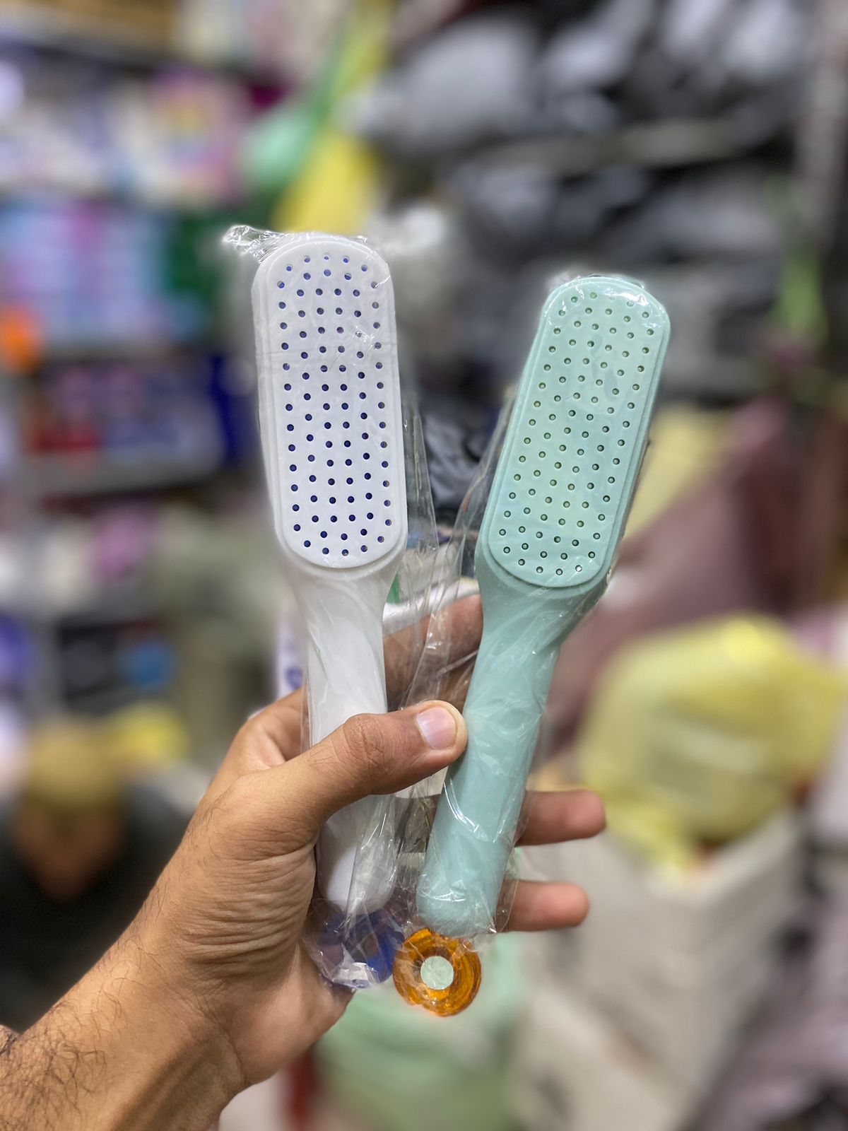 Self-Cleaning Telescopic Hair Brush Ð easy push release design for quick hair removal and smooth everyday styling