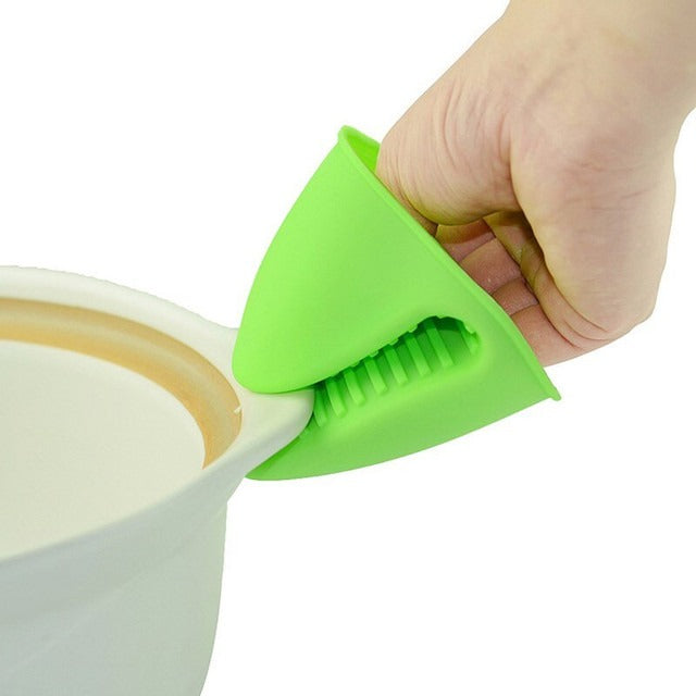 Silicone heat resistant glove clip with anti-slip grip for safely handling hot pots, pans and baking trays