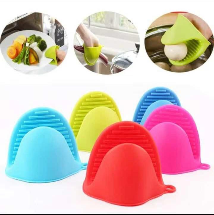 Silicone heat resistant glove clip with anti-slip grip for safely handling hot pots, pans and baking trays