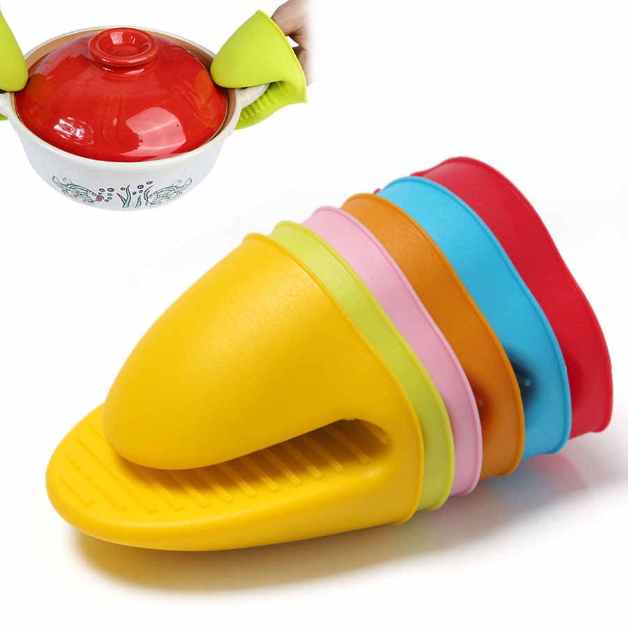 Silicone heat resistant glove clip with anti-slip grip for safely handling hot pots, pans and baking trays
