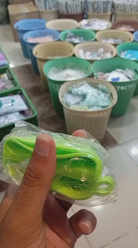 Silicone Heat Resistant Glove Clip – Non-Slip Insulated Pot & Bowl Holder | Multipurpose Cooking & Baking Oven Mitt (1 Pc, Random Color)